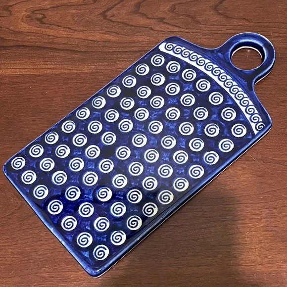 Polish Pottery Boleslawiec cutting board featuring spiral design - Picture 5 of 6